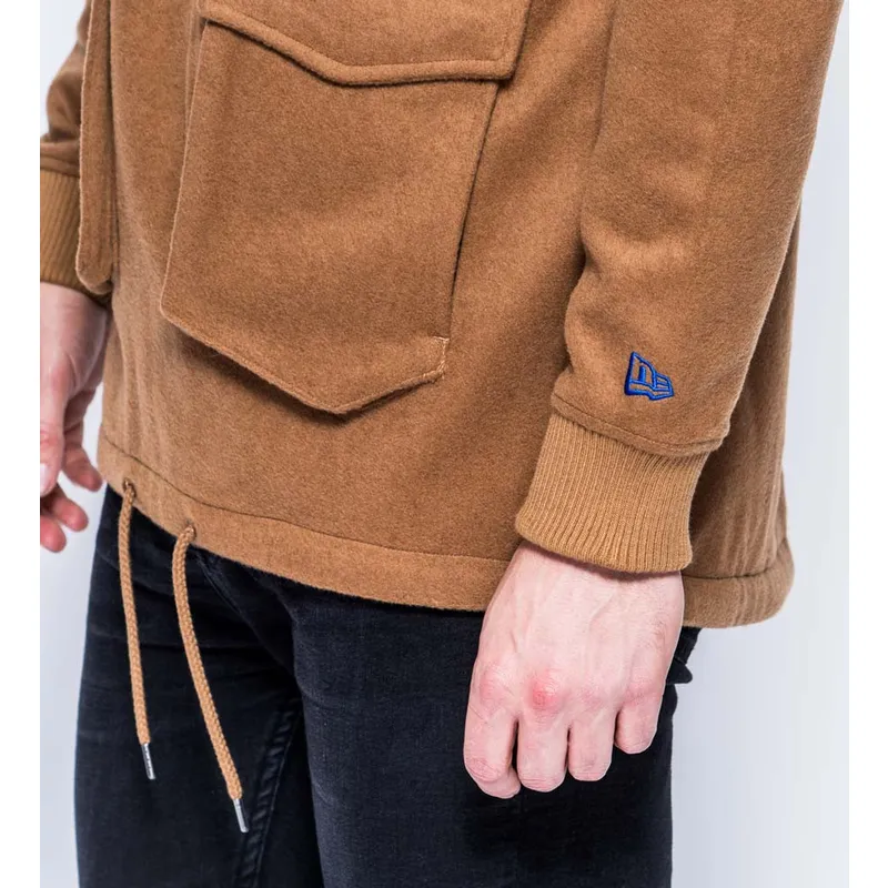 sweatshirt-mit-kapuze-braun-der-sudadera-con-capucha-marron-pullover-hoody-premium-classics-von-new-era