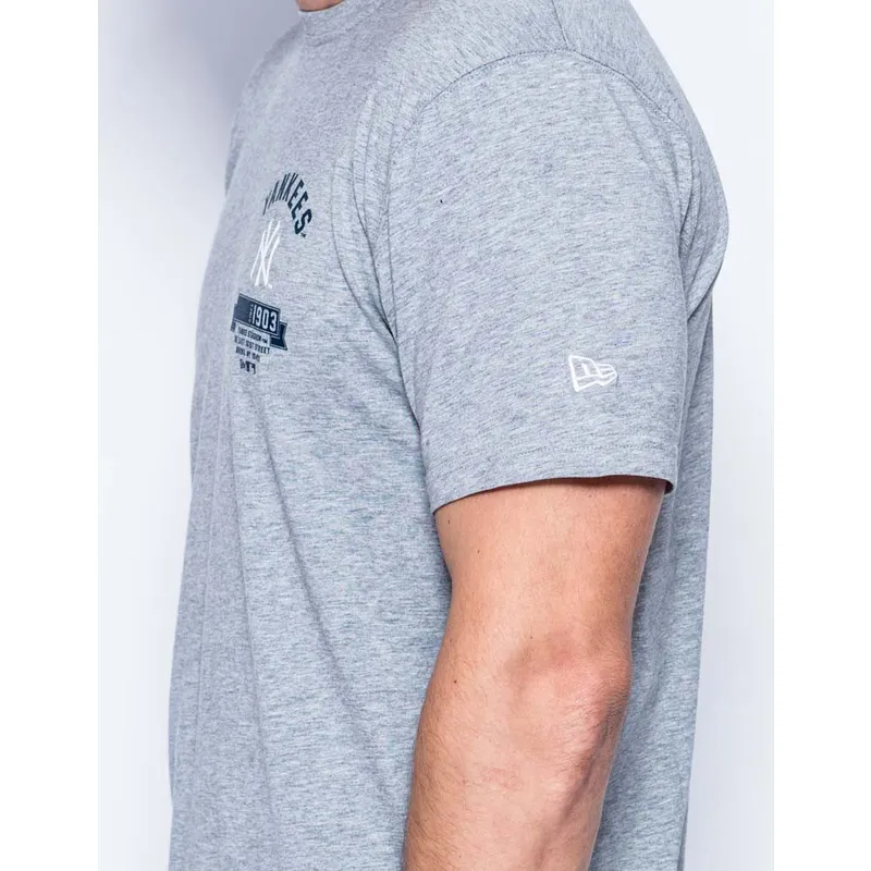 t-shirt-kurzarm-grau-badge-der-new-york-yankees-mlb-von-new-era