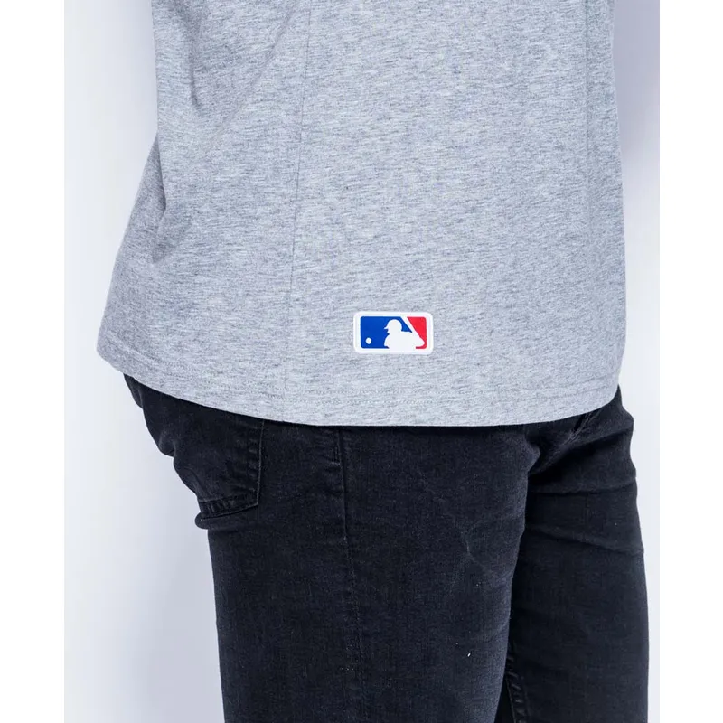 t-shirt-kurzarm-grau-badge-der-new-york-yankees-mlb-von-new-era