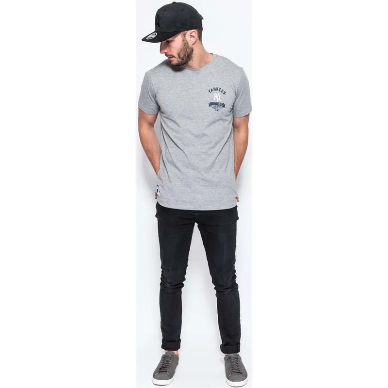 t-shirt-kurzarm-grau-badge-der-new-york-yankees-mlb-von-new-era