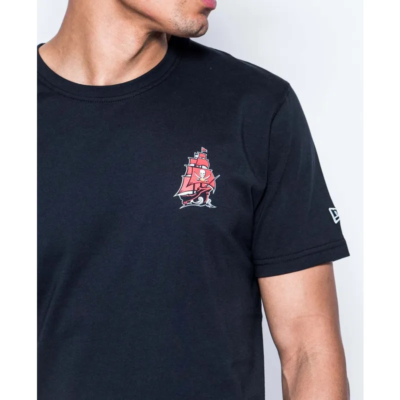 t-shirt-kurzarm-schwarz-helmet-der-tampa-bay-buccaneers-nfl-von-new-era