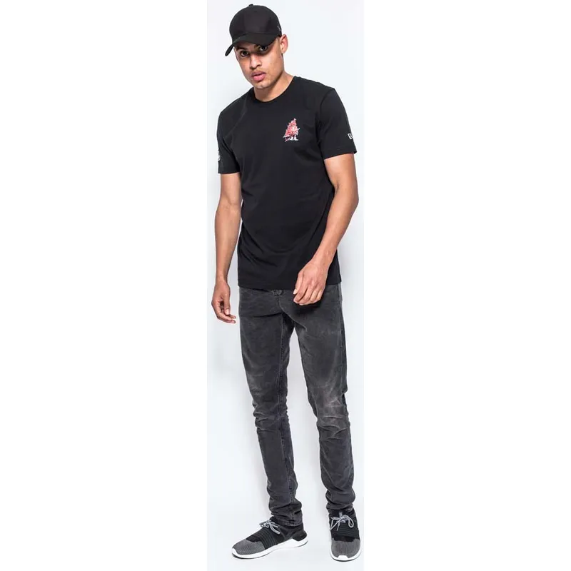 t-shirt-kurzarm-schwarz-helmet-der-tampa-bay-buccaneers-nfl-von-new-era