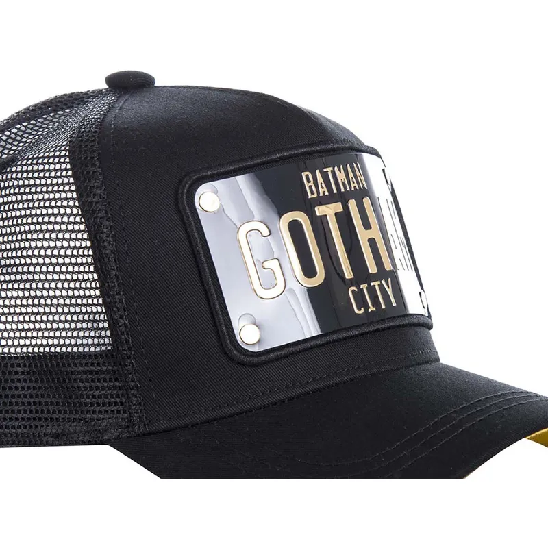 schwarze-trucker-kappe-mit-batman-gotham-city-plakette-batp1-dc-comics-von-capslab