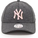 graue-verstellbare-curved-cap-mit-rosa-logo-9forty-tech-jersey-der-new-york-yankees-mlb-von-new-era