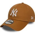 mutzen-gebogen-braun-verstellbares-band-trigo-9forty-league-essential-der-new-york-yankees-mlb-von-new-era
