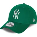 mutzen-gebogen-grun-verstellbares-band-9forty-league-essential-der-new-york-yankees-mlb-von-new-era