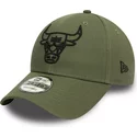 casquette-courbee-verte-ajustable-avec-logo-noir-9forty-league-essential-chicago-bulls-nba-new-era