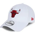 mutzen-gebogen-weiss-verstellbares-band-9forty-side-mark-der-chicago-bulls-nba-von-new-era