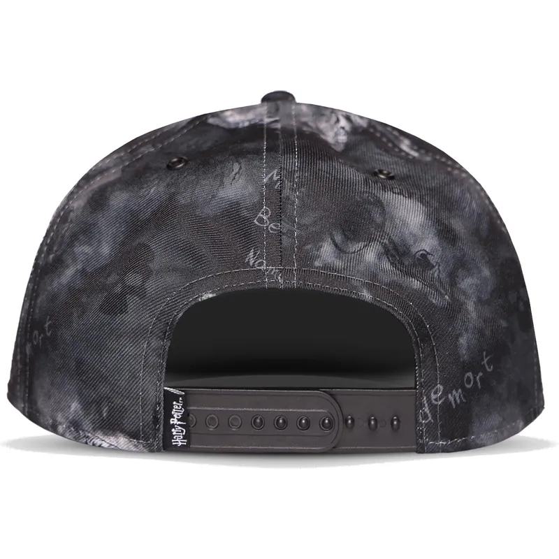 schwarze-flache-snapback-kappe-voldemort-all-over-printed-wizards-unite-harry-potter-von-difuzed schwarze-flache-snapback-kappe-voldemort-all-over-printed-wizards-unite-harry-potter-von-difuzed