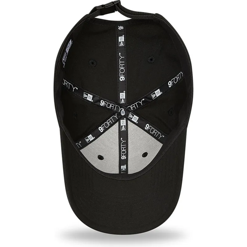 schwarze-verstellbare-curved-cap-9forty-tri-patch-von-new-era schwarze-verstellbare-curved-cap-9forty-tri-patch-von-new-era