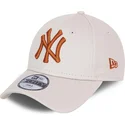 casquette-courbee-beige-ajustable-pour-enfant-avec-logo-marron-9forty-league-essential-new-york-yankees-mlb-new-era
