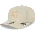 casquette-courbee-beige-snapback-9fifty-stretch-snap-league-essential-new-york-yankees-mlb-new-era