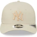 casquette-courbee-beige-snapback-9fifty-stretch-snap-league-essential-new-york-yankees-mlb-new-era