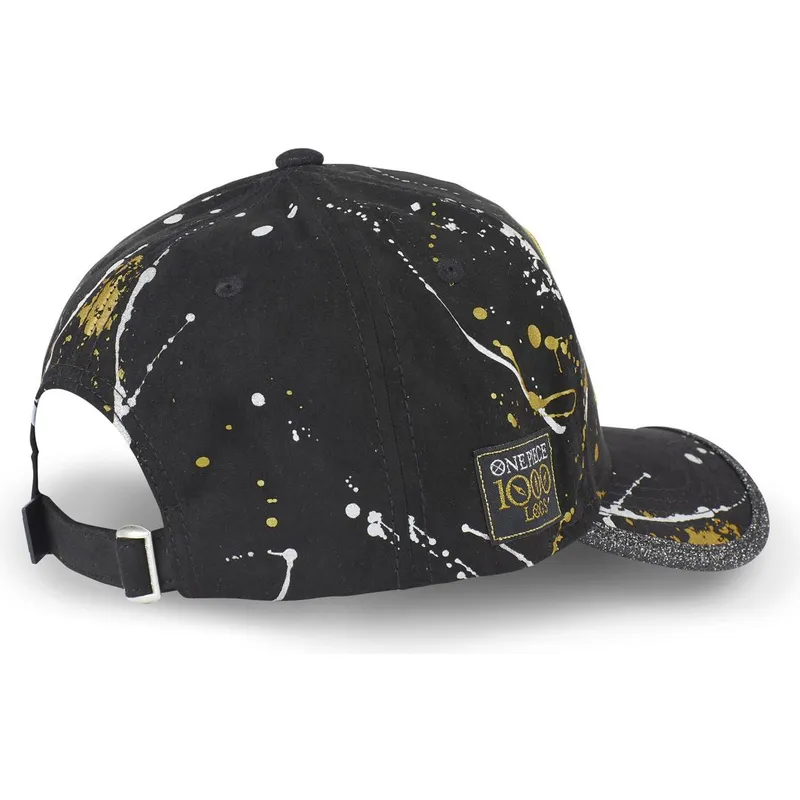 schwarze-verstellbare-curved-cap-straw-hat-pirates-tag-log1-one-piece-von-capslab