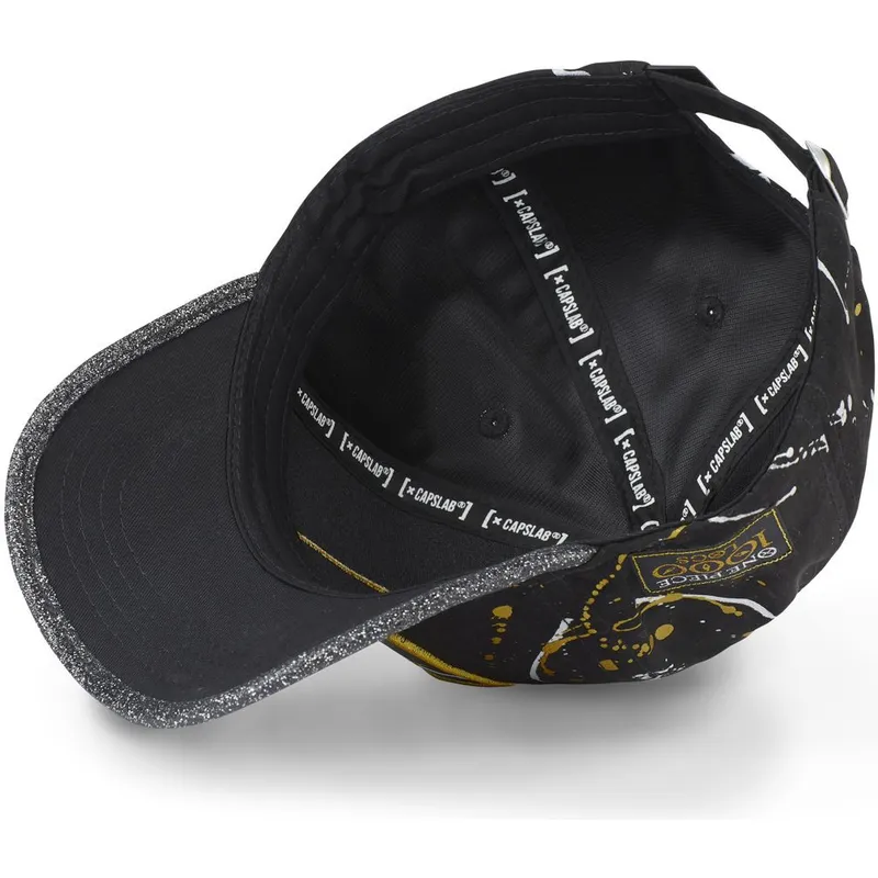 schwarze-verstellbare-curved-cap-straw-hat-pirates-tag-log1-one-piece-von-capslab