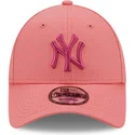 mutzen-gebogen-rosa-verstellbares-band-9forty-league-essential-der-new-york-yankees-mlb-von-new-era
