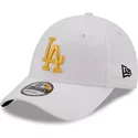 casquette-courbee-blanche-ajustable-avec-logo-dore-9forty-stadium-food-los-angeles-dodgers-mlb-new-era