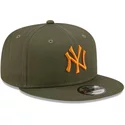 casquette-plate-verte-snapback-avec-logo-orange-9fifty-league-essential-new-york-yankees-mlb-new-era