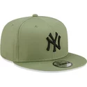 casquette-plate-verte-snapback-avec-logo-noir-9fifty-league-essential-new-york-yankees-mlb-new-era