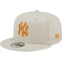 casquette-plate-beige-snapback-avec-logo-orange-9fifty-league-essential-new-york-yankees-mlb-new-era