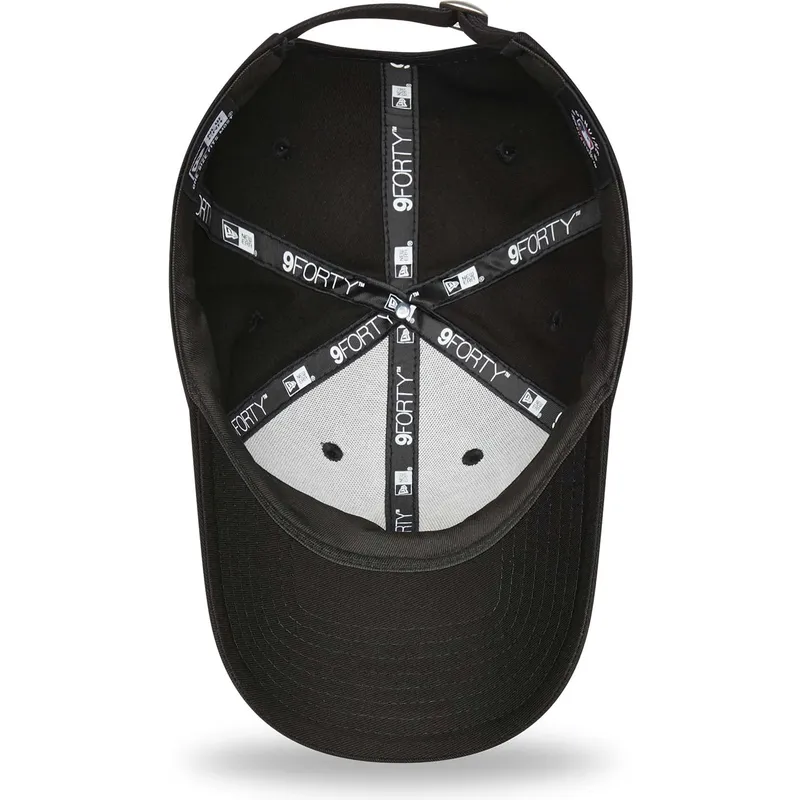 schwarze-verstellbare-curved-cap-mit-gelbem-logo-9forty-seasonal-infill-der-new-york-yankees-mlb-von-new-era schwarze-verstellbare-curved-cap-mit-gelbem-logo-9forty-seasonal-infill-der-new-york-yankees-mlb-von-new-era