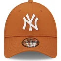 mutzen-gebogen-braun-verstellbares-band-9forty-league-essential-der-new-york-yankees-mlb-von-new-era