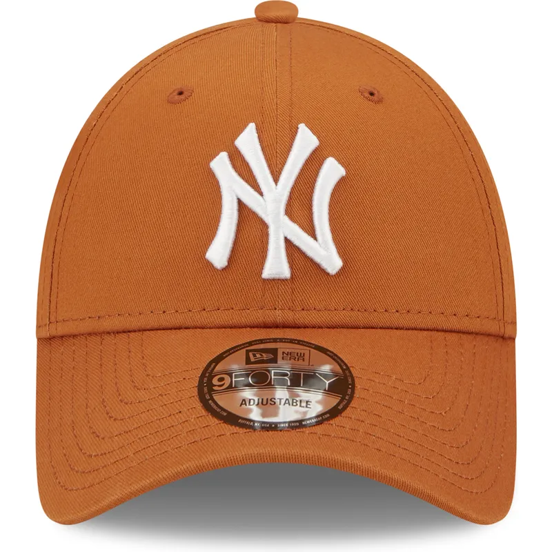 mutzen-gebogen-braun-verstellbares-band-9forty-league-essential-der-new-york-yankees-mlb-von-new-era