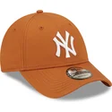 mutzen-gebogen-braun-verstellbares-band-9forty-league-essential-der-new-york-yankees-mlb-von-new-era