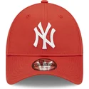 mutzen-gebogen-rot-verstellbares-band-9forty-league-essential-der-new-york-yankees-mlb-von-new-era