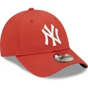 mutzen-gebogen-rot-verstellbares-band-9forty-league-essential-der-new-york-yankees-mlb-von-new-era