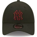 casquette-courbee-noire-snapback-avec-logo-rouge-9forty-neon-pack-repreve-new-york-yankees-mlb-new-era