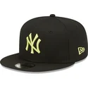 mutzen-flach-schwarz-snapback-9fifty-league-essential-der-new-york-yankees-mlb-von-new-era
