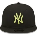 mutzen-flach-schwarz-snapback-9fifty-league-essential-der-new-york-yankees-mlb-von-new-era