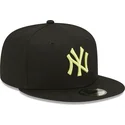 mutzen-flach-schwarz-snapback-9fifty-league-essential-der-new-york-yankees-mlb-von-new-era