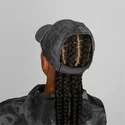casquette-courbee-noire-et-grise-ajustable-pour-femme-ponytail-puma