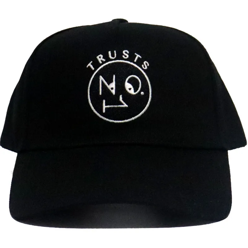 schwarze-verstellbare-curved-cap-trusts-no1-black-white-logo-von-the-no1-face