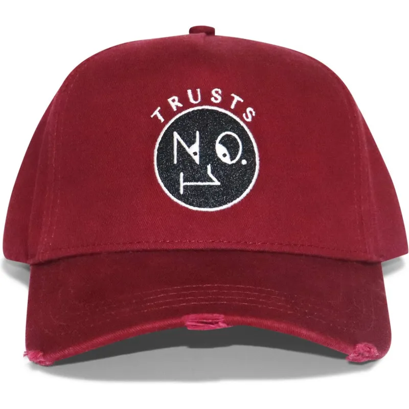 gebogene-verstellbare-weinrote-kappe-trusts-no1-distressed-black-white-logo-von-the-no1-face