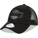 schwarze-trucker-kappe-mit-schwarzem-logo-9forty-a-frame-tonal-der-los-angeles-lakers-nba-von-new-era