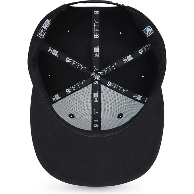 schwarze-flache-snapback-kappe-mit-schwarzem-logo-9fifty-der-chicago-bulls-nba-von-new-era schwarze-flache-snapback-kappe-mit-schwarzem-logo-9fifty-der-chicago-bulls-nba-von-new-era