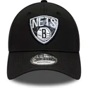 mutzen-gebogen-schwarz-verstellbares-band-9forty-print-infill-der-brooklyn-nets-nba-von-new-era