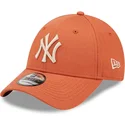 mutzen-gebogen-orange-verstellbares-band-9forty-league-essential-der-new-york-yankees-mlb-von-new-era