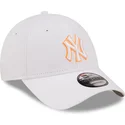 mutzen-gebogen-weiss-verstellbares-band-9forty-neon-outline-der-new-york-yankees-mlb-von-new-era