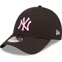 mutzen-gebogen-schwarz-verstellbares-band-rosa-9forty-league-essential-der-new-york-yankees-mlb-von-new-era