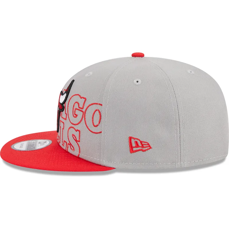 graue-und-rote-flache-snapback-kappe-9fifty-draft-edition-2023-von-chicago-bulls-nba-von-new-era graue-und-rote-flache-snapback-kappe-9fifty-draft-edition-2023-von-chicago-bulls-nba-von-new-era