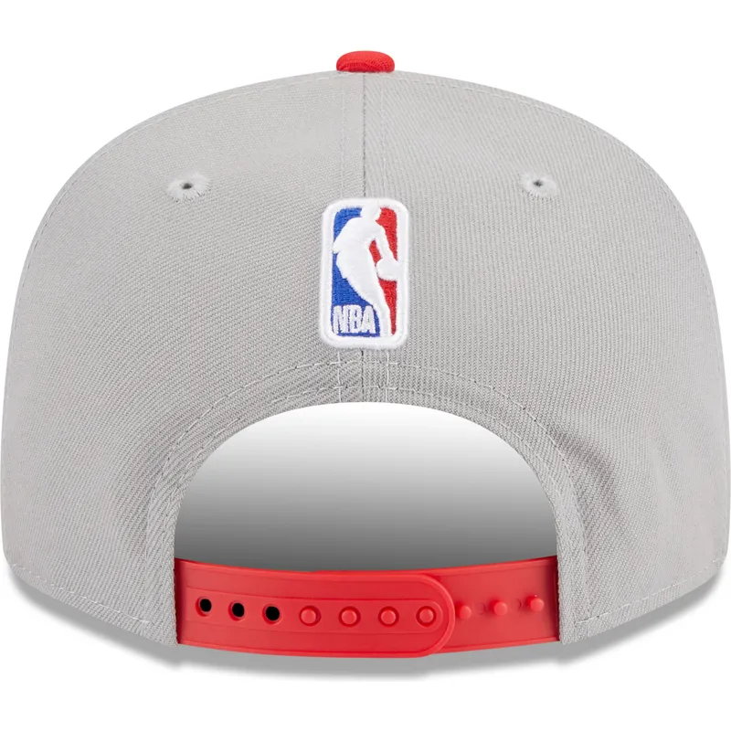 graue-und-rote-flache-snapback-kappe-9fifty-draft-edition-2023-von-chicago-bulls-nba-von-new-era graue-und-rote-flache-snapback-kappe-9fifty-draft-edition-2023-von-chicago-bulls-nba-von-new-era