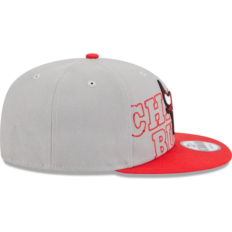 graue-und-rote-flache-snapback-kappe-9fifty-draft-edition-2023-von-chicago-bulls-nba-von-new-era graue-und-rote-flache-snapback-kappe-9fifty-draft-edition-2023-von-chicago-bulls-nba-von-new-era