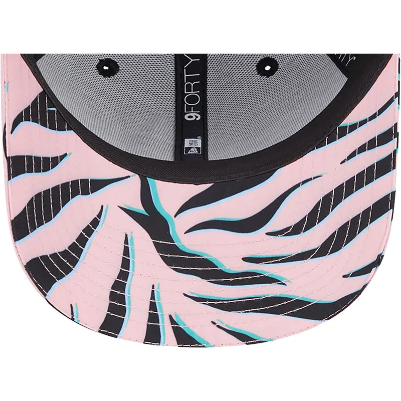 mutzen-gebogen-schwarz-snapback-9forty-all-over-print-zebra-visor-der-manchester-united-football-club-premier-league-von-new-era mutzen-gebogen-schwarz-snapback-9forty-all-over-print-zebra-visor-der-manchester-united-football-club-premier-league-von-new-era