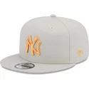 casquette-plate-beige-snapback-avec-logo-orange-9fifty-side-patch-new-york-yankees-mlb-new-era