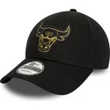 mutzen-gebogen-schwarz-verstellbares-band-9forty-metallic-badge-der-chicago-bulls-nba-von-new-era