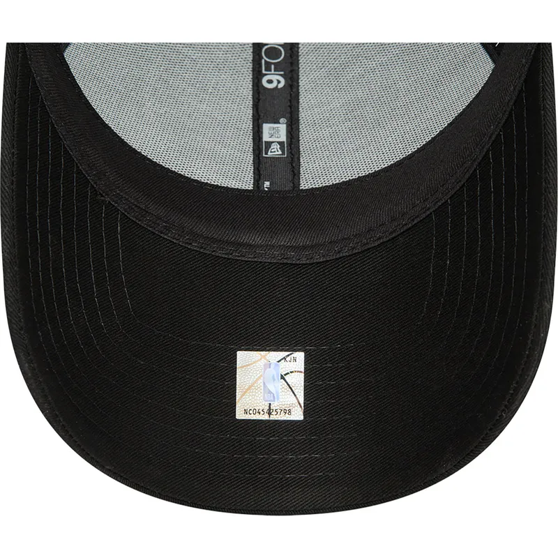 mutzen-gebogen-schwarz-verstellbares-band-9forty-metallic-badge-der-chicago-bulls-nba-von-new-era mutzen-gebogen-schwarz-verstellbares-band-9forty-metallic-badge-der-chicago-bulls-nba-von-new-era
